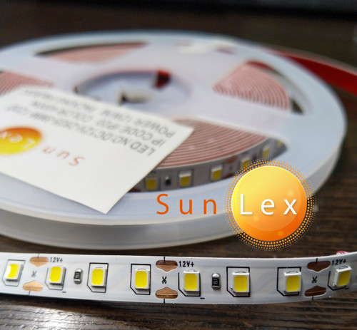 ریسه نواری SMD برند سانلکس 12 ولت 2835 تراکم 120 پشت چسب دار 10 متری عرض 8 میلی متر